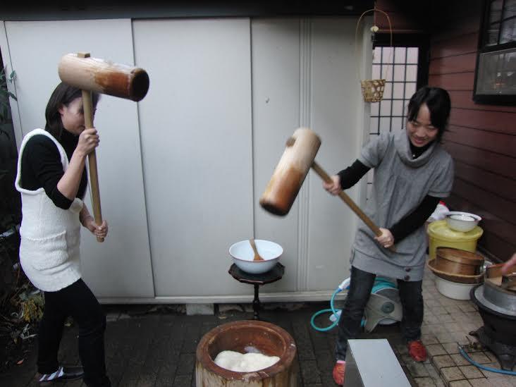 在12月29日或31日，日本人仍会以敲打的方法制作年糕，保留传统。