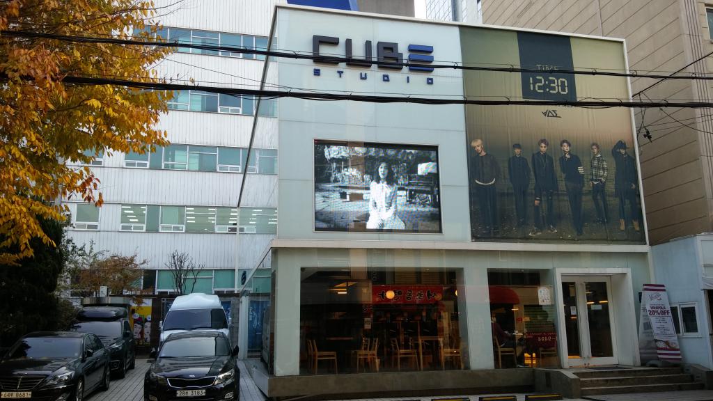 CUBE Studio 最亲民，内设cafe和商店售卖偶像纪念品