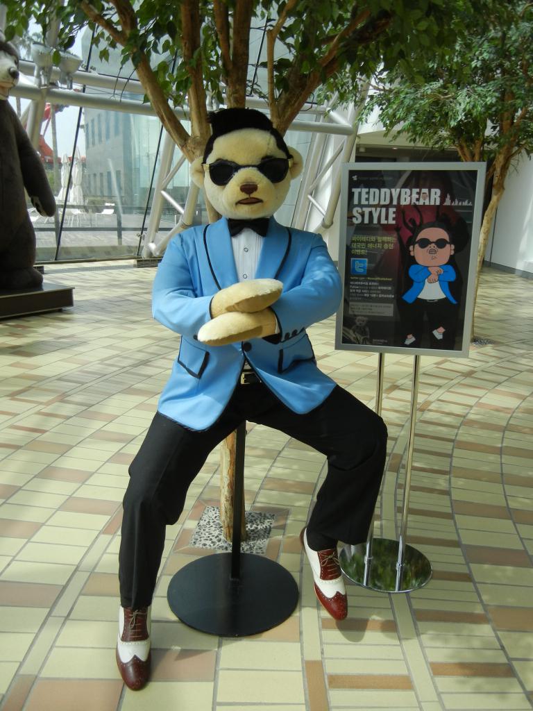 PSY 也化身成熊在「泰迪熊博物館」大跳騎馬舞？