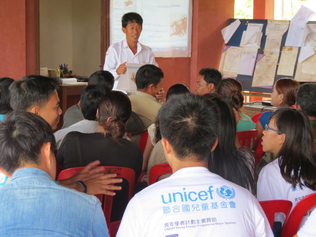 一眾UNICEF青年使者參與由村落社康義工舉辦的健康論壇，親自見證當初由UNICEF推行的健康教育服務植根社區。