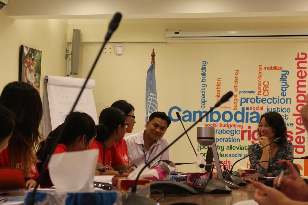 UNICEF駐柬埔寨辦事處副代表Sunah Kim小姐(right 1)，向青年使者介紹柬埔寨的情況及當地小朋友面對的問題。