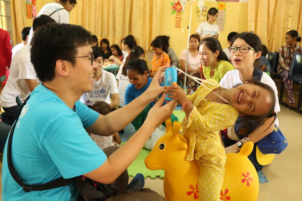 於2007年，UNICEF為了提升治療效果，減低兒童對醫院及覆診的抗拒，於是發起在柬埔寨醫院的兒科病房設立「醫院遊樂場」，為病童提供書本、玩具等，讓他們在等候治療時可放鬆心情。直至2015年，計劃已經擴展至16間醫院。