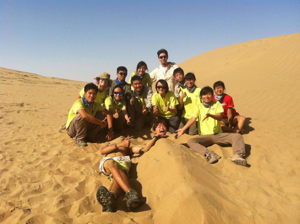Jamie与队友在塔克拉玛干沙漠合影