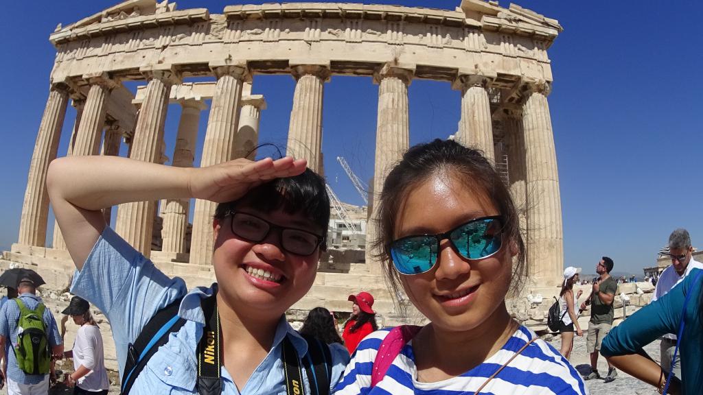 難得到希臘雅典衛城，當然要自拍一張，Joanne & Christine也不例外！ 