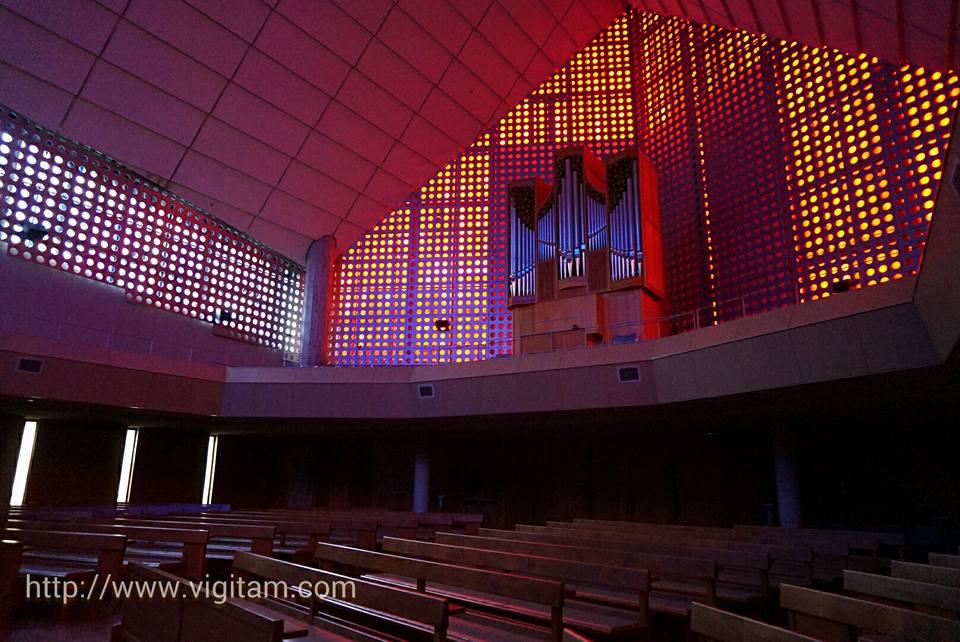 鹿兒島的司教座堂，陽光從的彩色玻璃窗中照進黑暗的聖堂中，由微亮至室內氾濫著一片紫紅色，打在木椅及祭壇上，完全沒靠電燈，簡約得來卻震攝心靈。