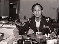 羅家英1981年於香港電台工作時留影（《大鑼大鼓好戲派》圖片）