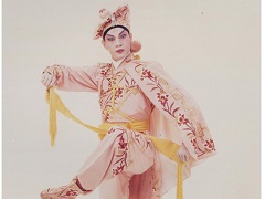 1973 年於香港自組「英華年劇團」，夥拍李寶瑩演出新劇《鐵馬銀婚》等，奠定文武生地位。（《大鑼大鼓好戲派》圖片）
