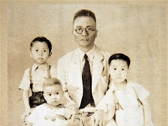 童年时李奇峰（左一）与父亲李鉴潮及兄弟合照（《大锣大鼓好戏派》图片）