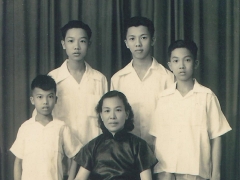 童年時李奇峰（後排右二）與母親呂少紅（《大鑼大鼓好戲派》圖片）