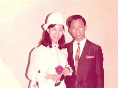 70年代移民美國後的李奇峰與妻子余惠芬（《大鑼大鼓好戲派》圖片）