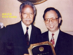 李奇峰移民美国生活多年，获纽约市长颁发「亚裔商业杰出成就奖」。（《大锣大鼓好戏派》图片）